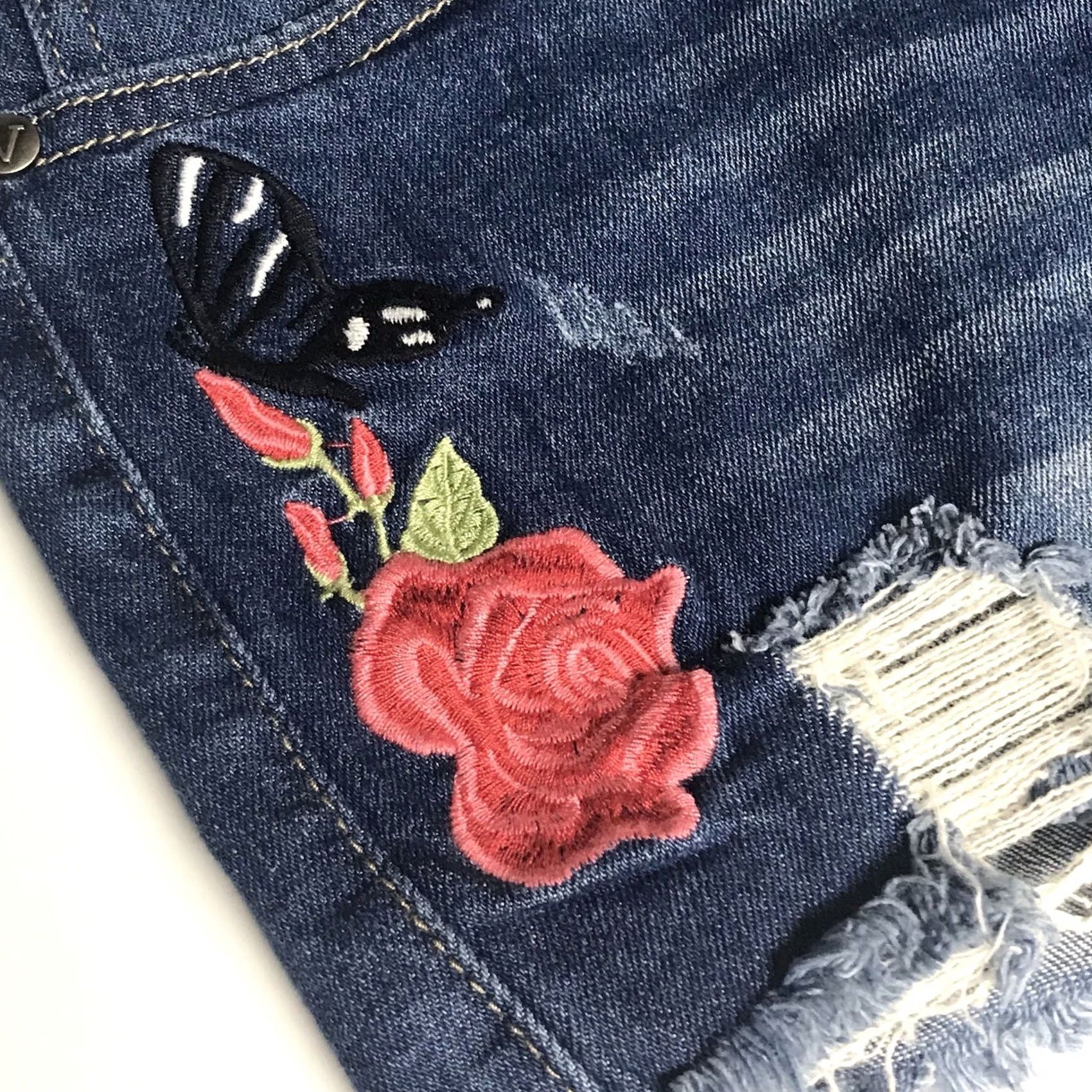 Vintage VIP Jeans Women 7/8 Blue Roses Embroidered Distressed Frayed Stretch Denim Shortie Shorts 3” Inseam Casual Hip Hop Womens Size 28" / US 6 / IT 42 - 4 Thumbnail