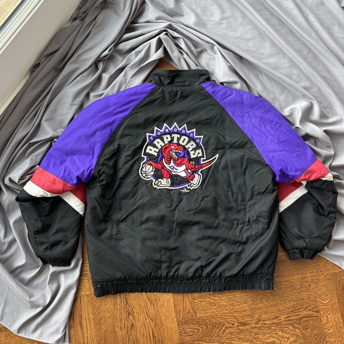 NBA 1994 Toronto Raptors Puffer Jacket Vintage NBA Raven Coat Size US XL / EU 56 / 4 - 1 Thumbnail