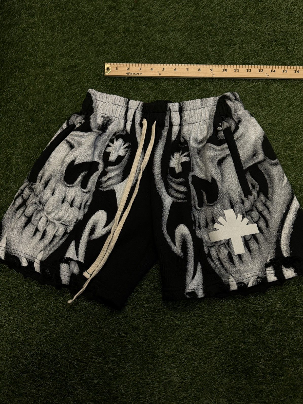Vertabrae Vertabrae Skeleton Shorts Black White Size S (NEW) Size US 27 - 1 Thumbnail