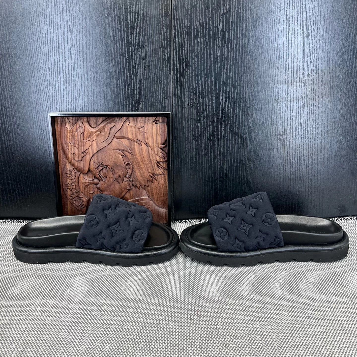 Louis Vuitton LV Pool Pillow Comfort Embossed Slippers 38 Like New Size US 7 / IT 37 - 2 Thumbnail
