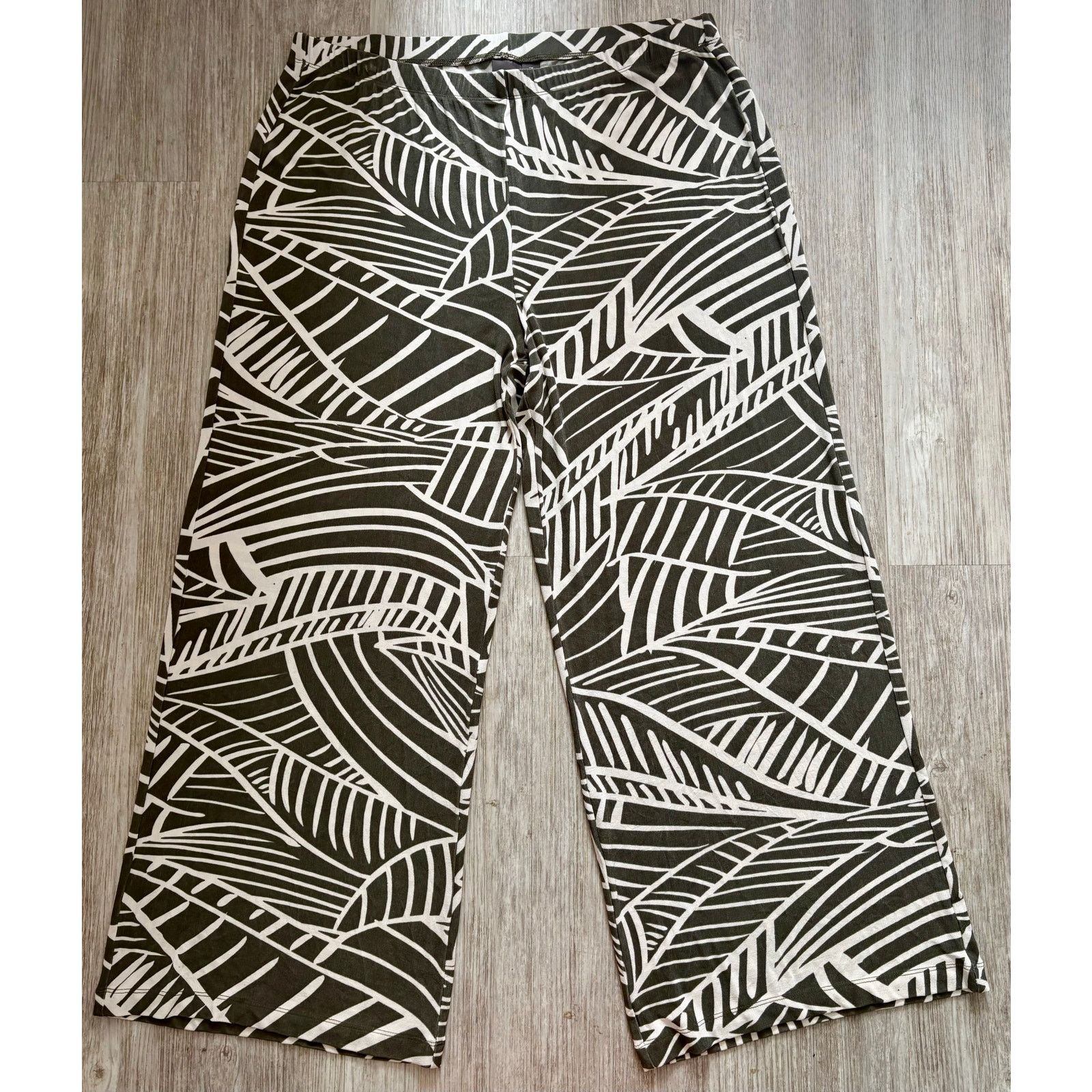 Chicos Traveler's by CHICO'S | Botanical High Rise Wide Pants | 3 Size 23" - 2 Thumbnail