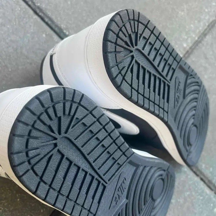 Jordan Brand Jordan 1 Retro High Black White New Defect size 9 DZ5485 010 Size US 9 / EU 42 - 9 Thumbnail