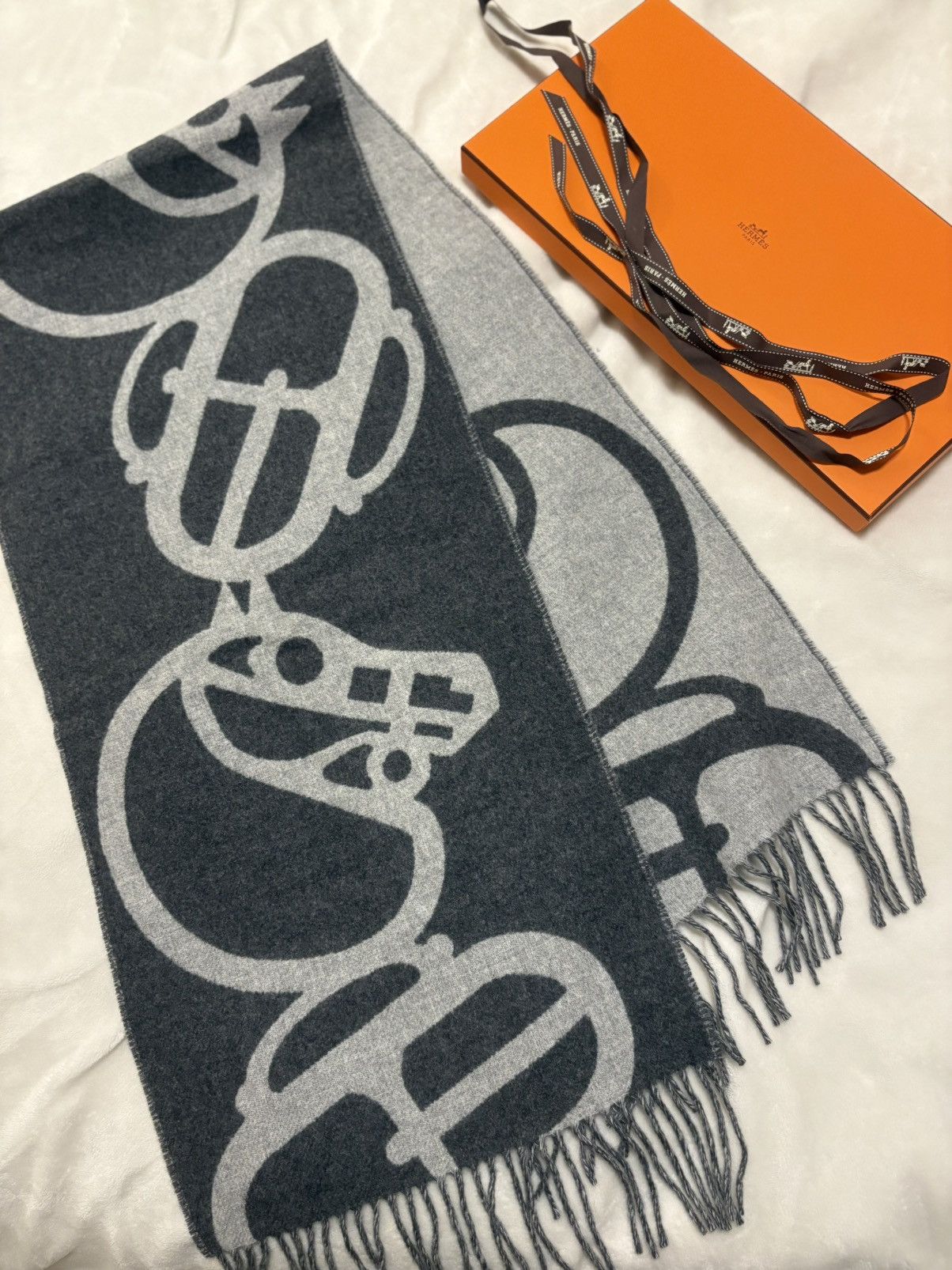 Hermes Hermes cashmere horse head reversible scarf Size ONE SIZE - 1 Thumbnail