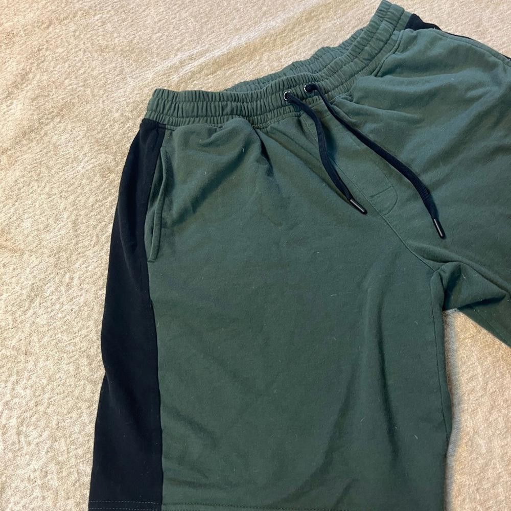 Calvin Klein Calvin Klein army green shorts large Size 36" / US 14 / IT 50 - 2 Thumbnail