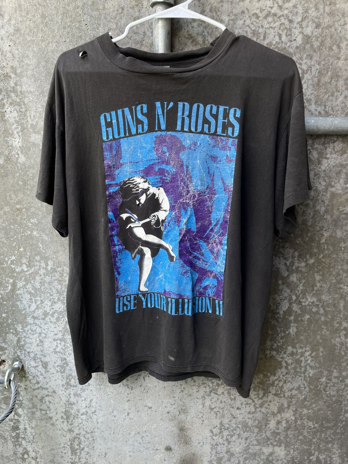 Vintage Vintage 91 THRASHED Gun N’ Roses “Use Your Illusion” Tee Size US L / EU 52-54 / 3 - 1 Thumbnail