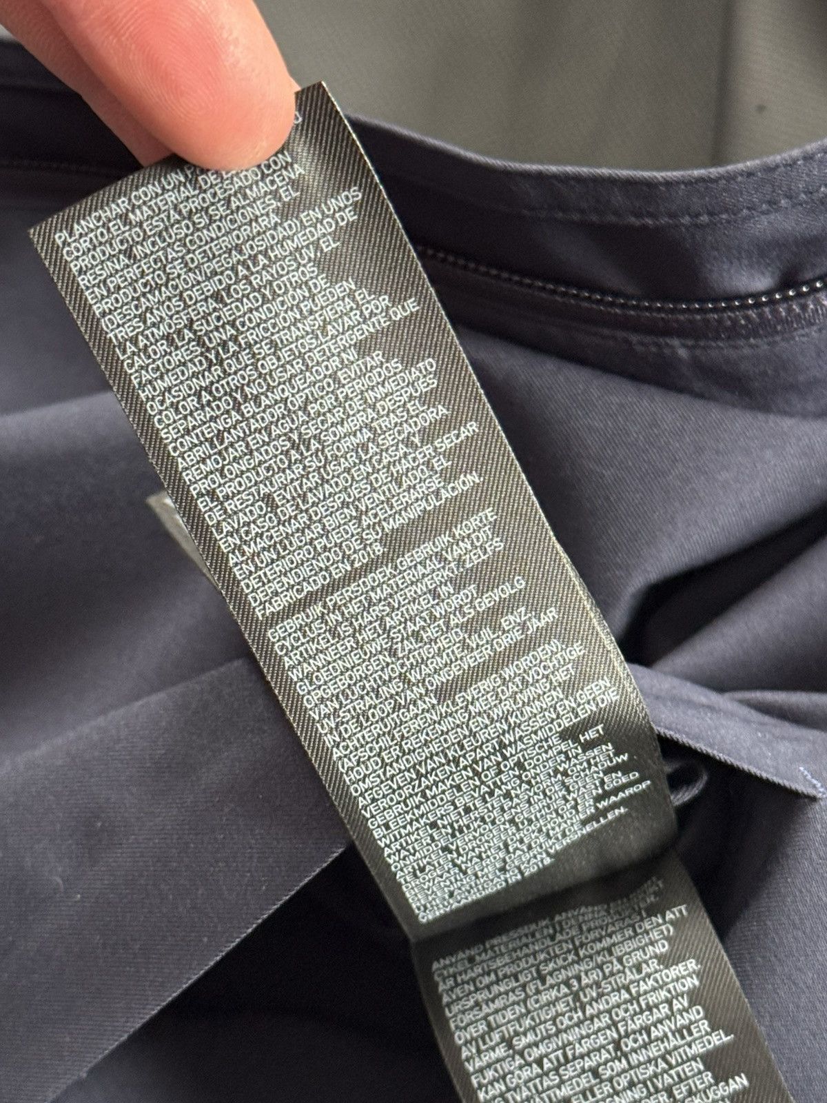 Uniqlo Uniqlo L/size waterproof windbreaker light jacket outdoor Size L / US 10 / IT 46 - 9 Thumbnail
