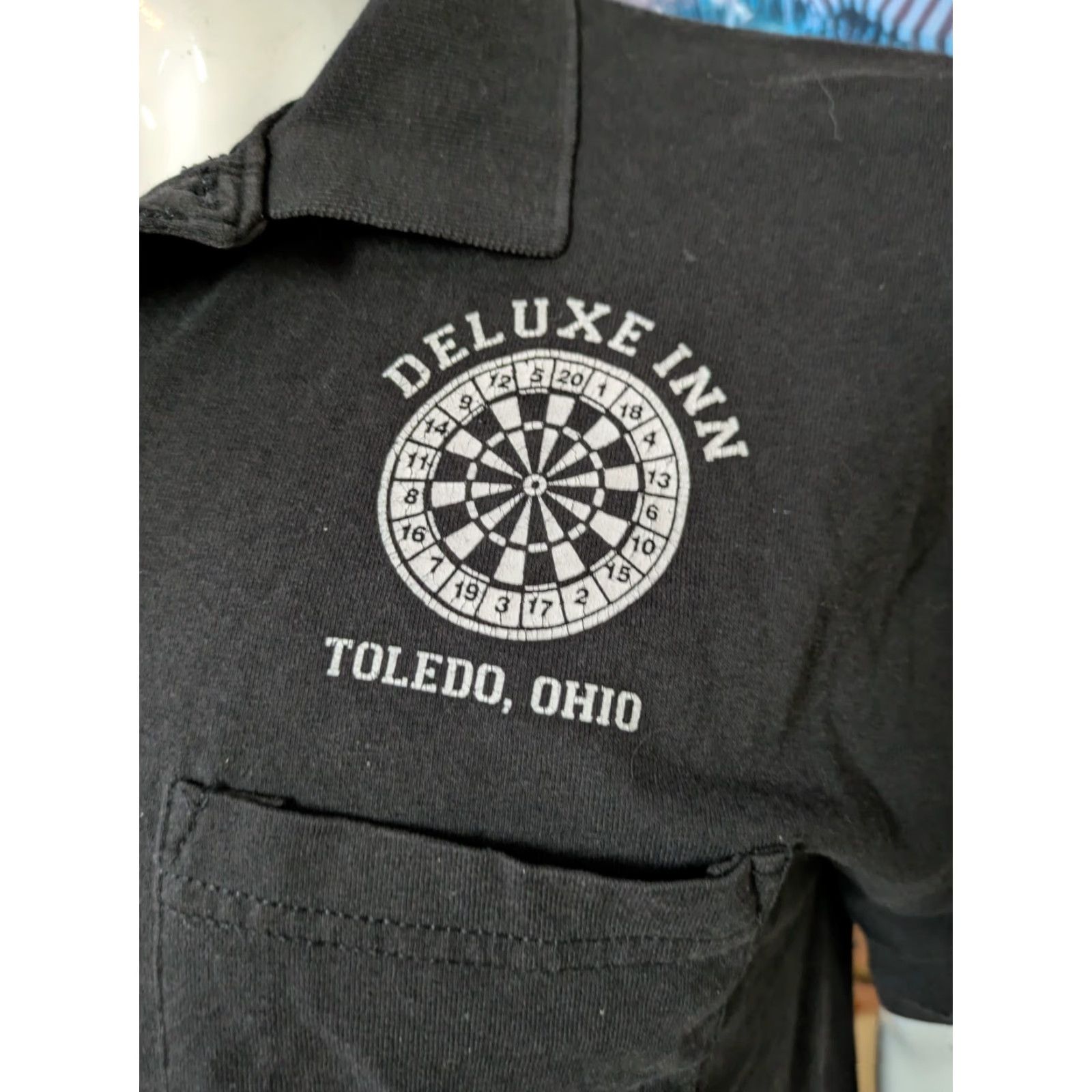 Gildan VTG Deluxe Inn Toledo OH Dive Bar Darts Pocket Polo Shirt Large Black Cotton Blend Gildan Men's Polo Shirt Rugby Style Short Sleeve Beer 70s? Size US L / EU 52-54 / 3 - 2 Thumbnail