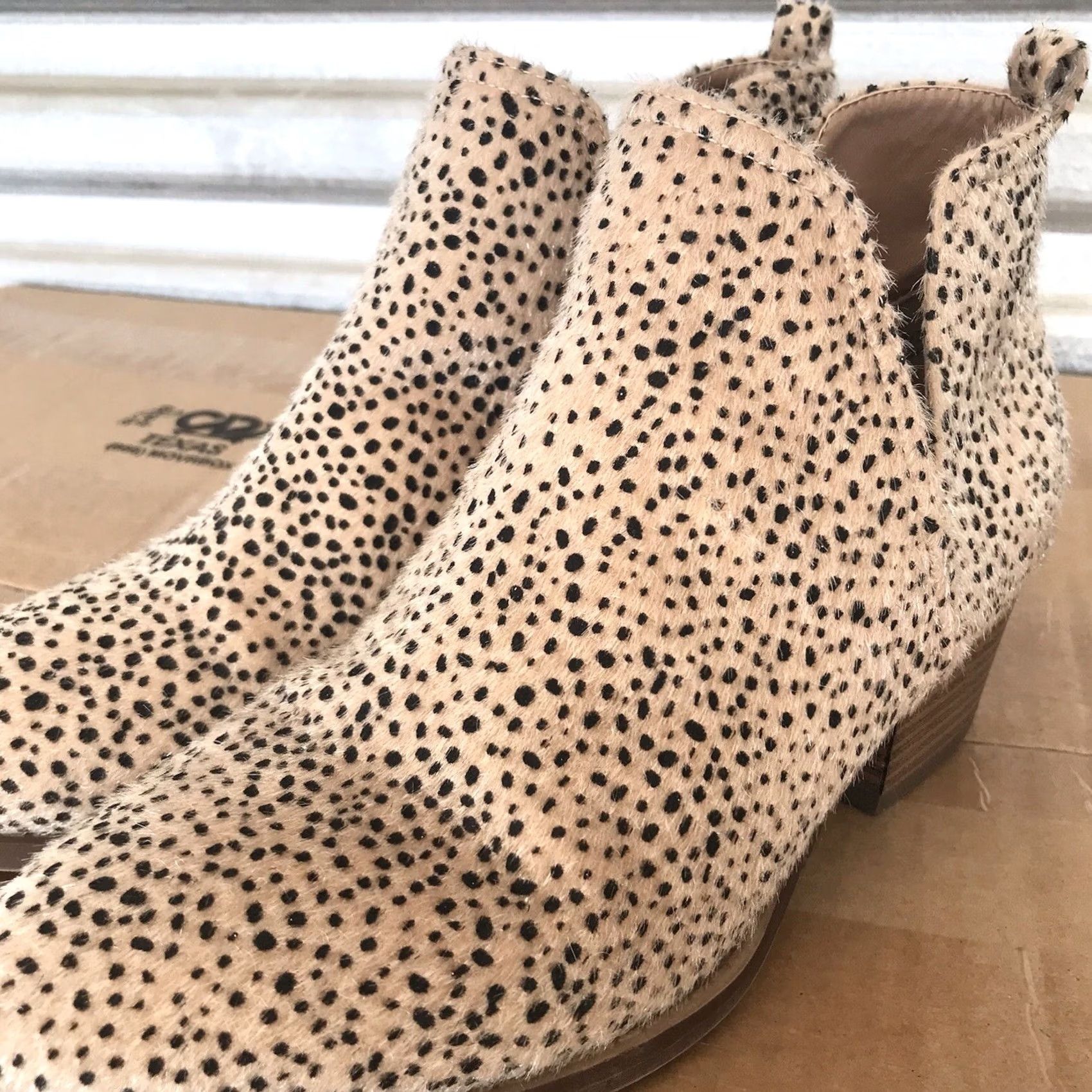 Vintage VINTAGE?CL by Laundry Women Tan Faux Hide Leather Cheetah Print Slip-On Ankle Boots 8 Size US 8 / IT 38 - 3 Thumbnail