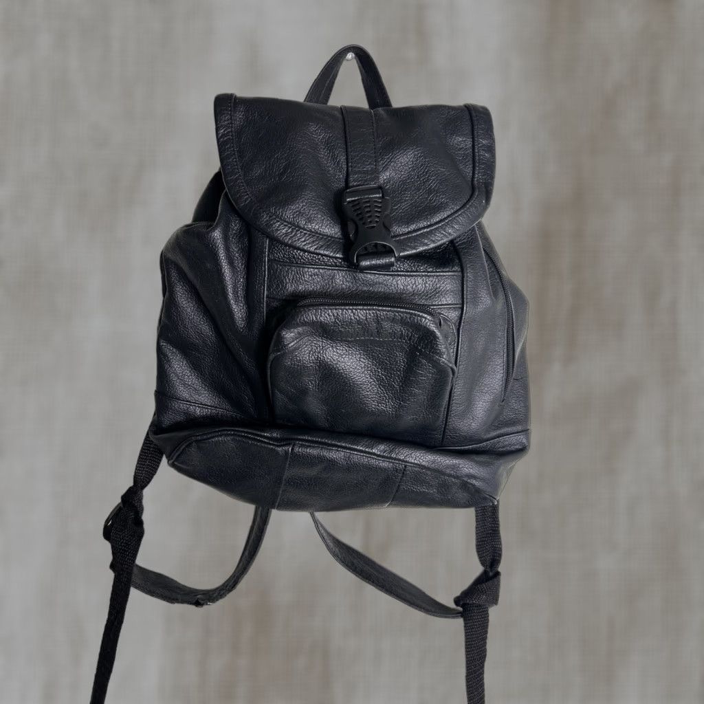 Vintage VINTAGE Black Leather Backpack Small Crossbody Purse 13x11x6 Buckle Strap Broken Women's Crossbody Bag Leather 13x11x6 Womens Size ONE SIZE - 1 Thumbnail