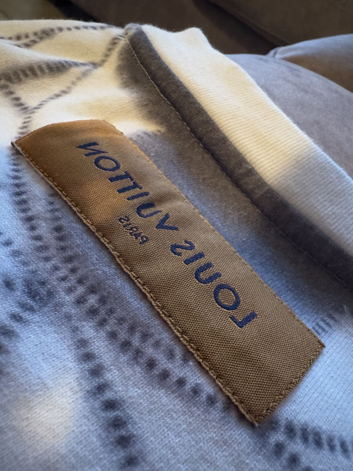 Louis Vuitton LOUIS VUITTON tshirt , real measurements by tape in photos Size US M / EU 48-50 / 2 - 14 Thumbnail