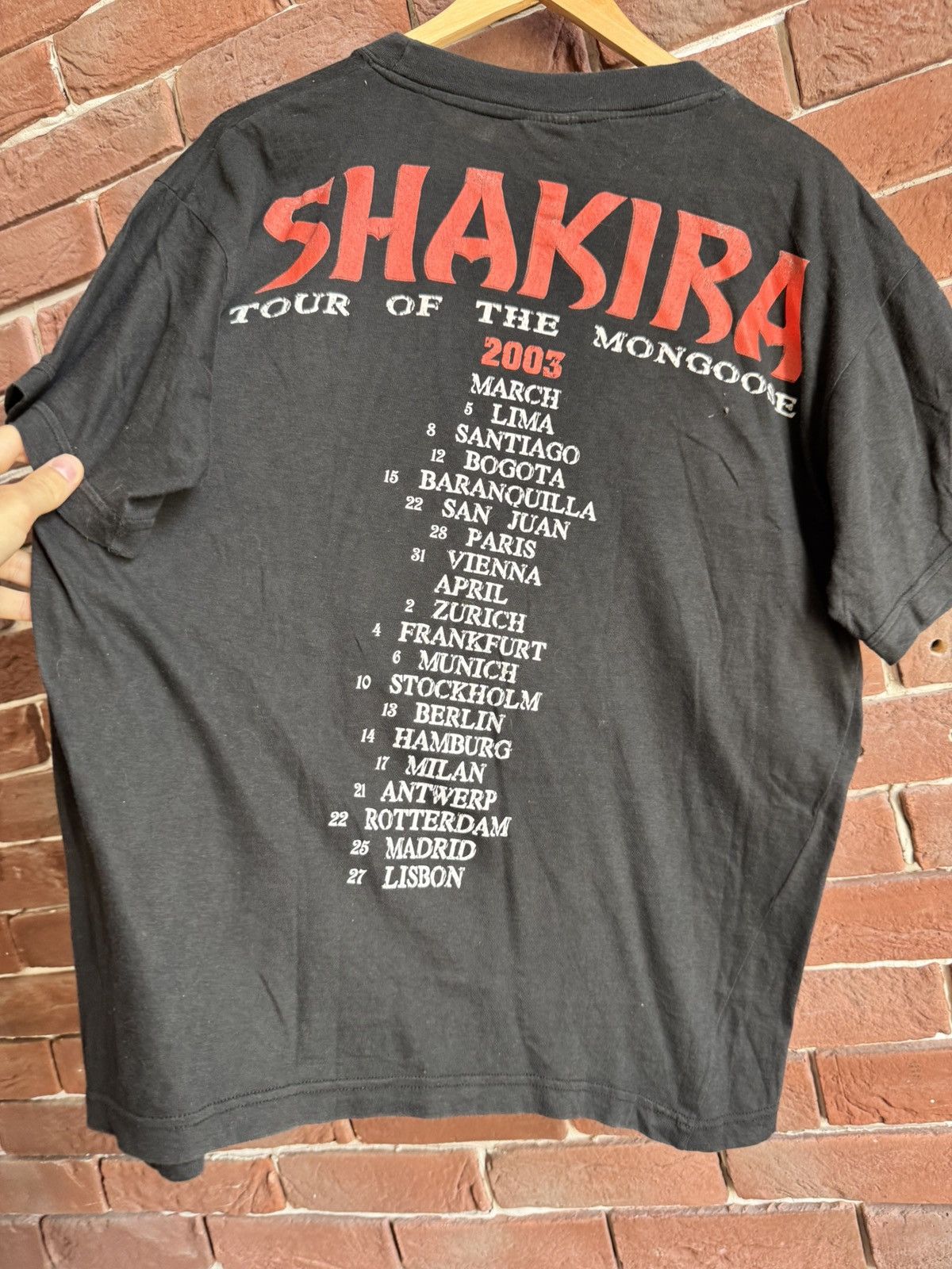 Vintage Vintage 2003 Shakira Tour Of The Mongoose T-Shirt Pop Band Size US L / EU 52-54 / 3 - 9 Thumbnail