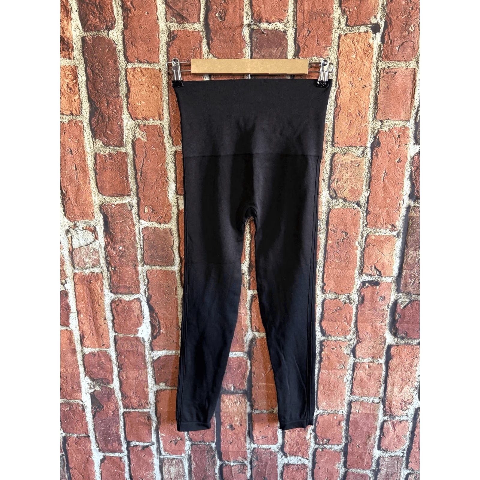 Spanx SPANX Womens Black Cropped Leggings Pull On Size Large L Juniors Cropped Black Leggings Womens Spanx Size 36" / US 14 / IT 50 - 2 Thumbnail