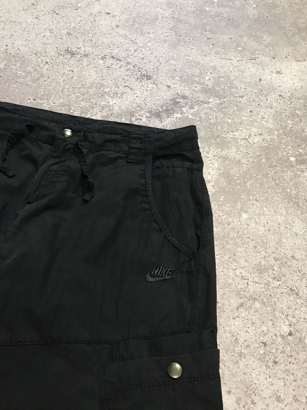Nike × Vintage Vintage Y2K Nike Cargo Pants Embroiled Logo Faded Black Size 28" / US 6 / IT 42 - 4 Thumbnail