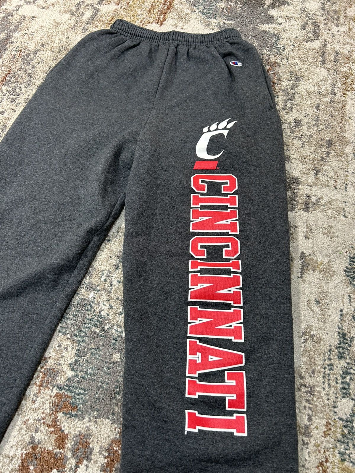 Champion Cincinatti Bearcats Collegiate Spellout Logo Sweatpants Size US 30 / EU 46 - 2 Thumbnail