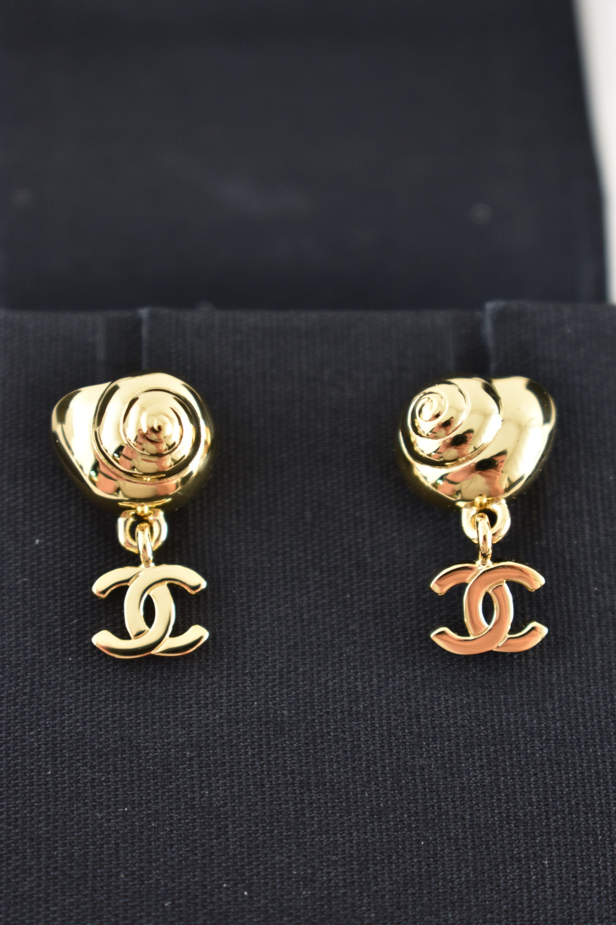Chanel 26M Coco Beach Shell Seashell CC Logo Dangle Stud Earrings Size ONE SIZE - 12 Thumbnail