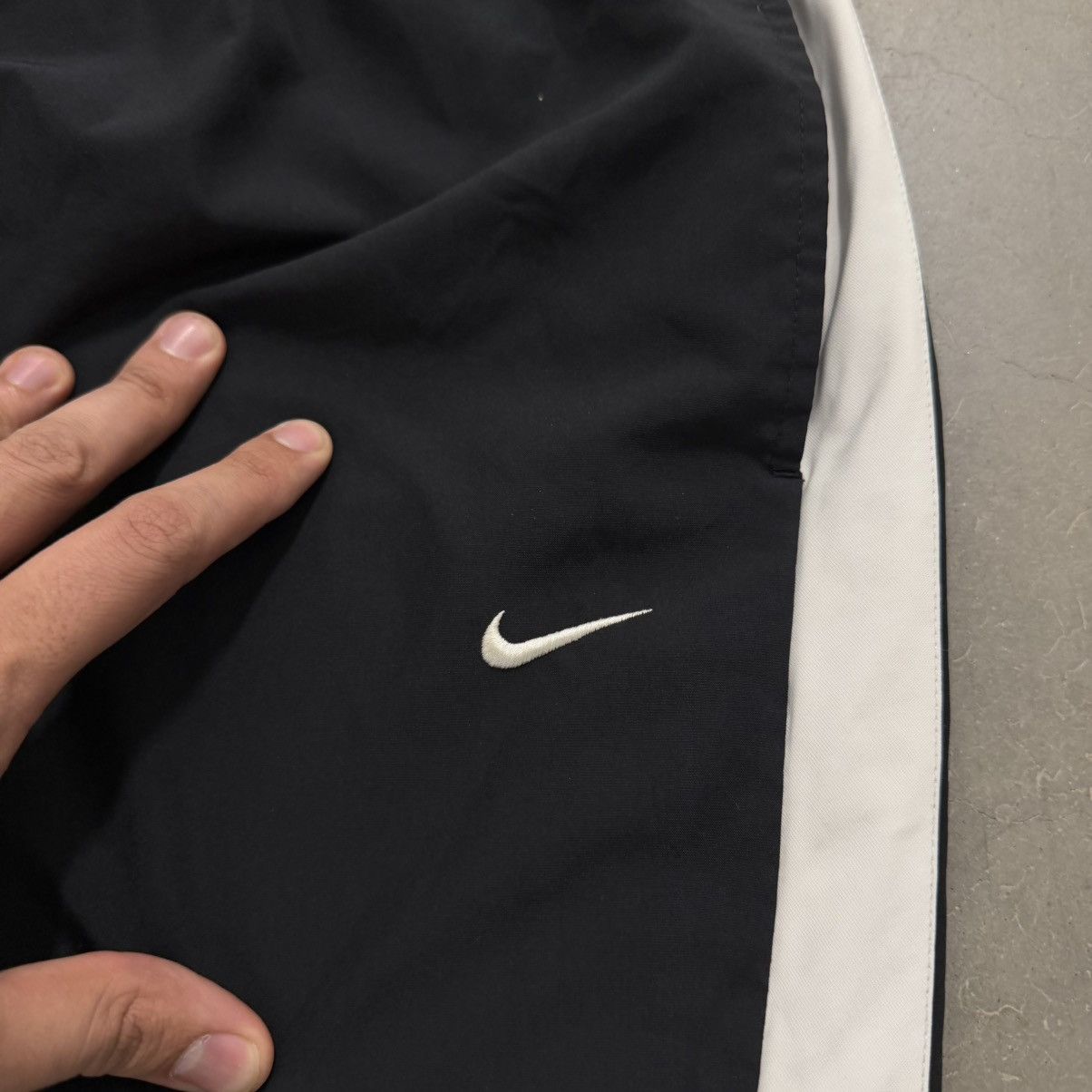 Nike Baggy Nike White Stripe Sweatpants Size US 31 - 2 Thumbnail