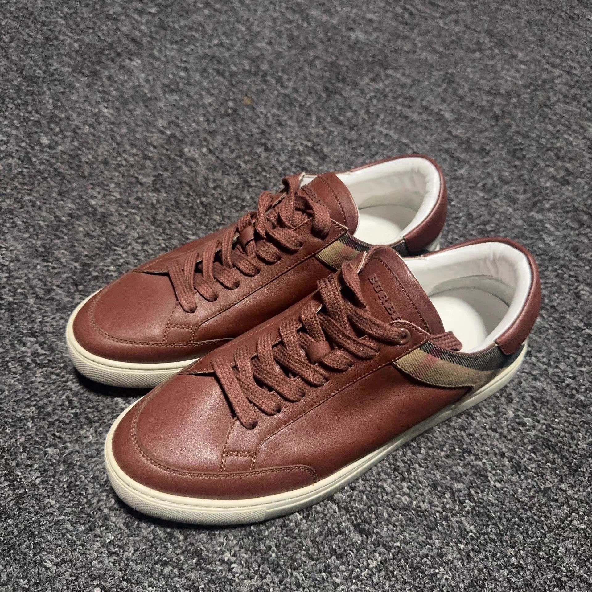 Burberry Burberry Leather Low-Top Sneakers K13 Size US 9 / EU 42 - 1 Thumbnail