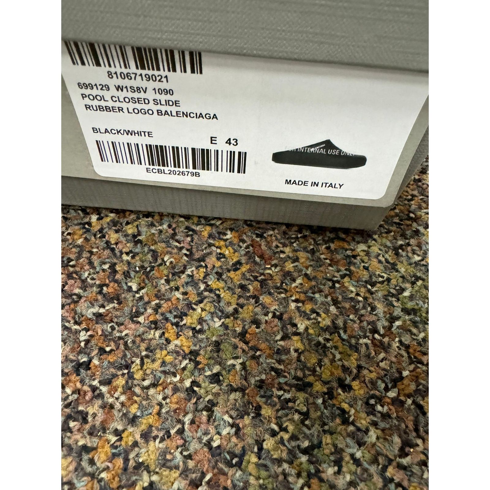 o1rshd1 Q:4 / Pool Closed Logo Slides in Black/White