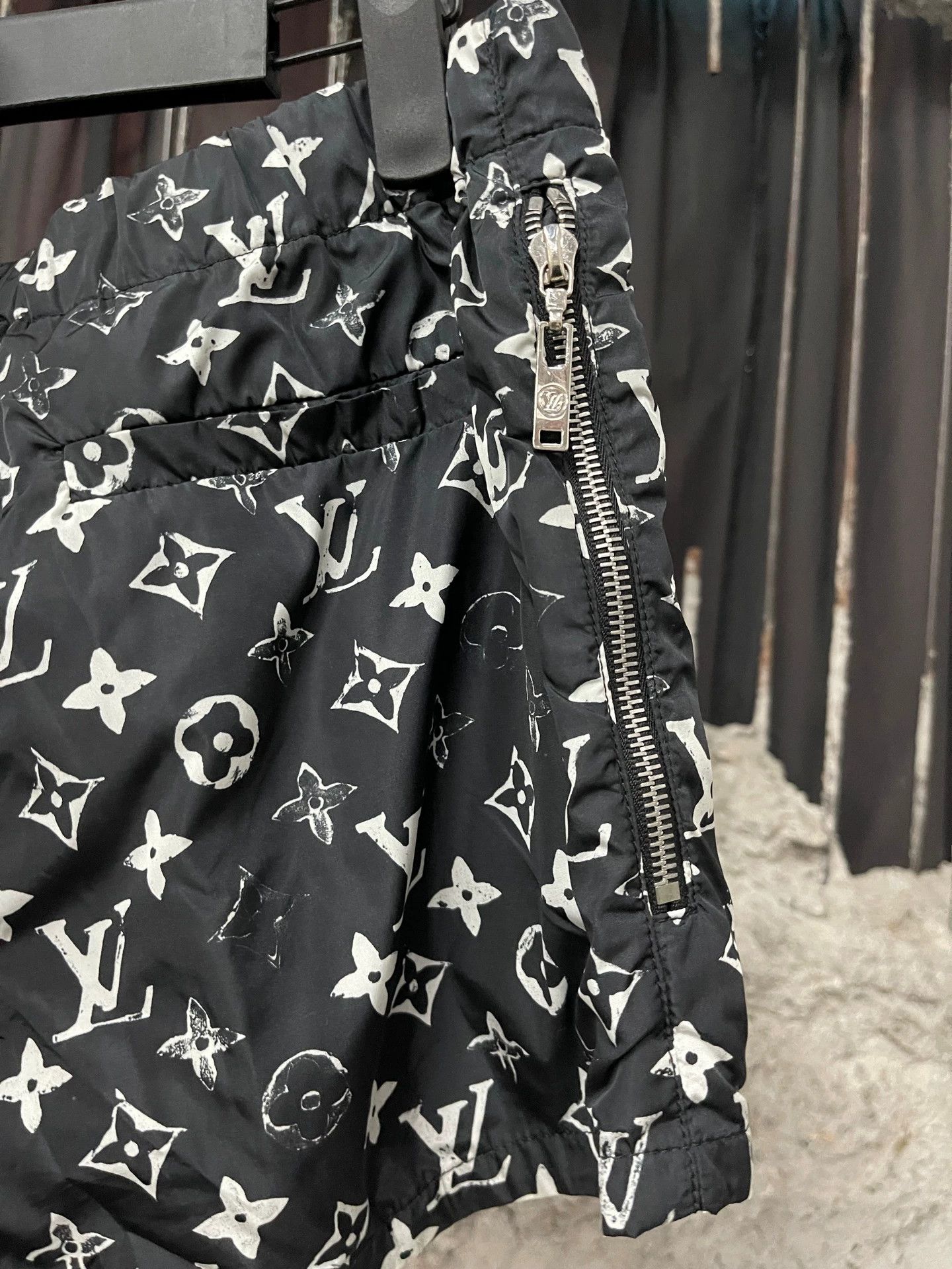 Louis Vuitton lv monogram short 36 Size 26" / US 2 / IT 38 - 4 Thumbnail