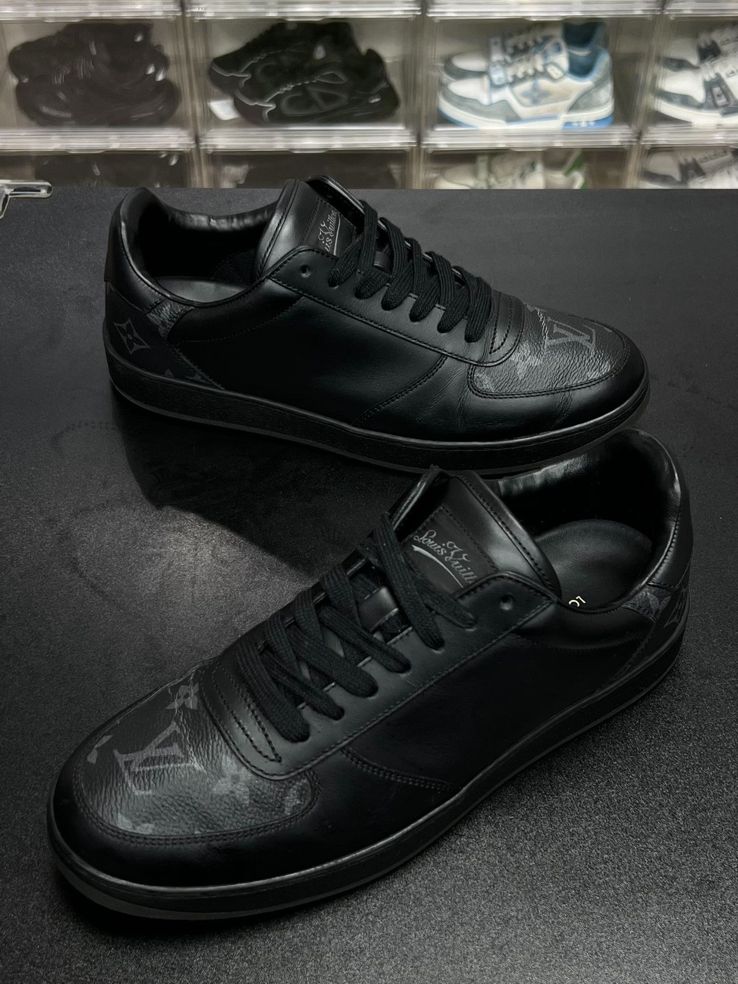 Louis Vuitton Louis Vuitton Black Lowtop Sneakers 7 Men Size US 7 / EU 40 - 1 Thumbnail