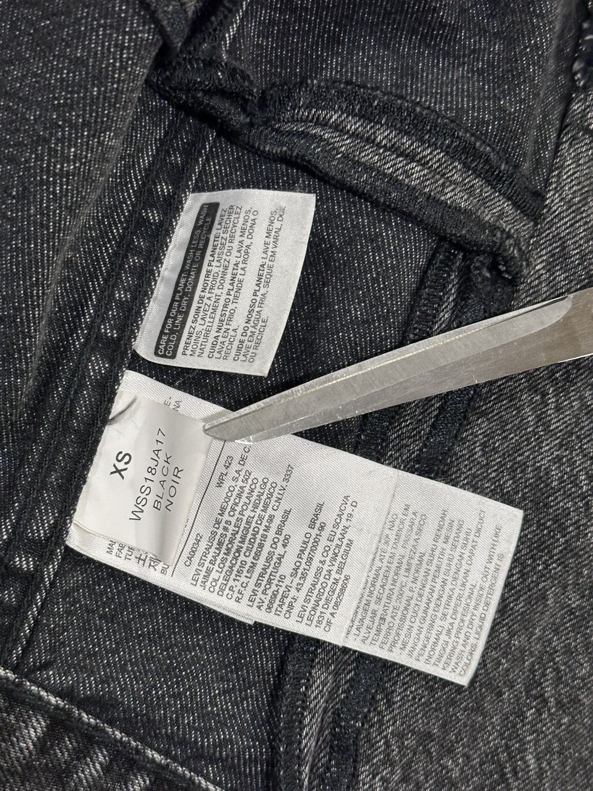 Levi's × Vetements Vetements x Levi’s SS18 Reconstructed Denim Black Jacket Size XS / US 0-2 / IT 36-38 - 16 Thumbnail