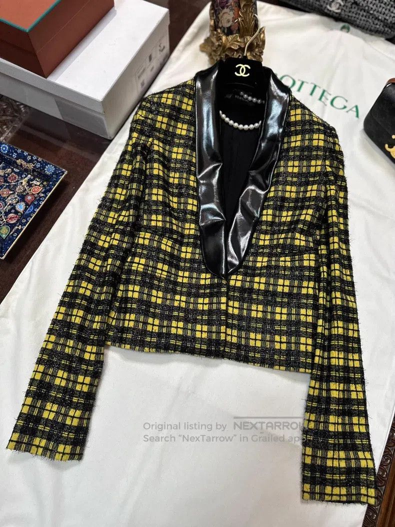 Versace Versace Gold buckle logo tweed small fragrant jacket Size XS / US 0-2 / IT 36-38 - 8 Thumbnail