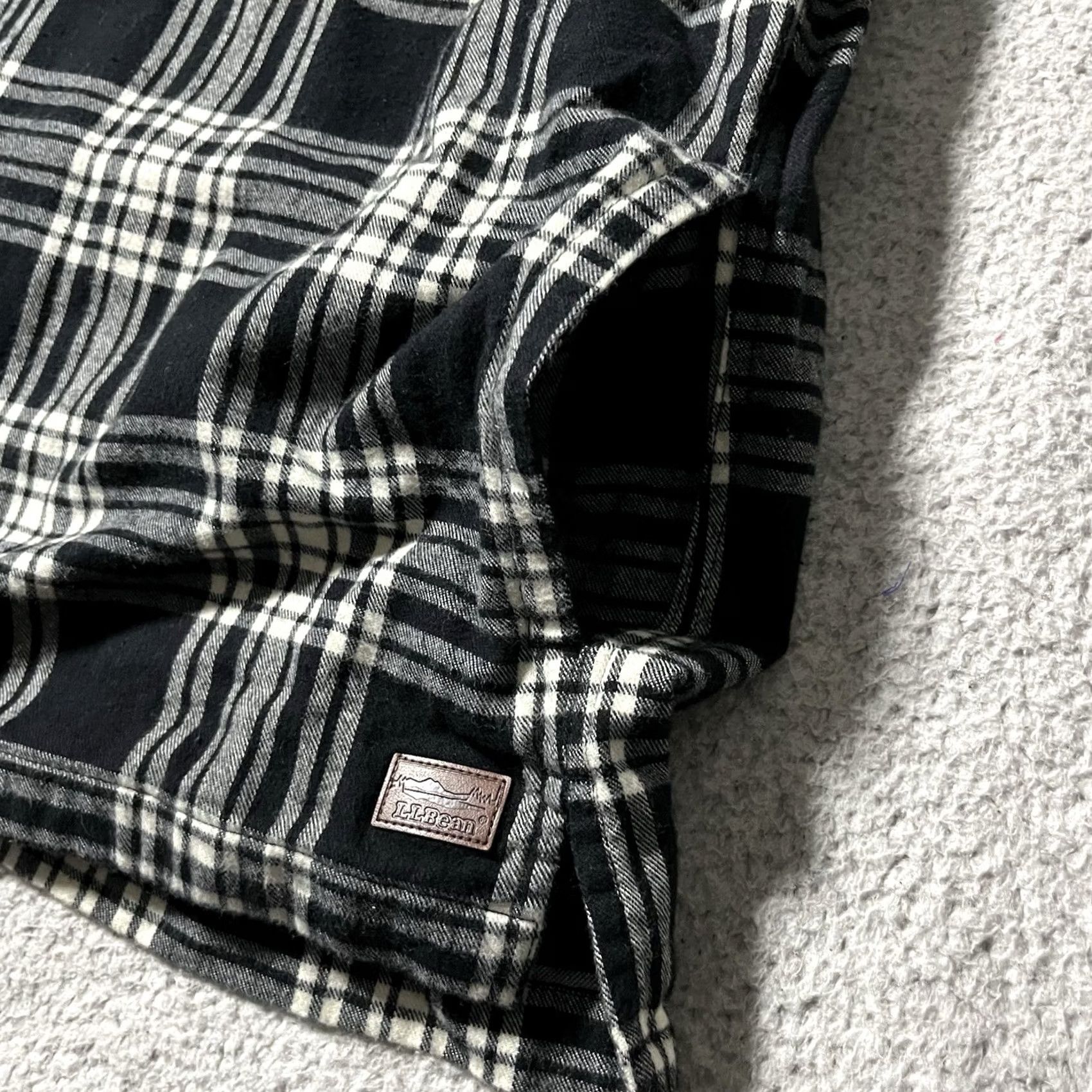 Vintage L.L. Bean Flannel Mens Medium Black Plaid Hooded Button Slightly Fitted Outdoor Shirt Men Size US M / EU 48-50 / 2 - 6 Thumbnail