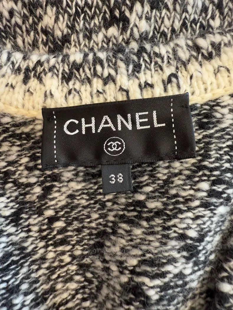 Chanel Chanel V-neck four-pocket black and white blended cashmere Size XS / US 0-2 / IT 36-38 - 4 Thumbnail