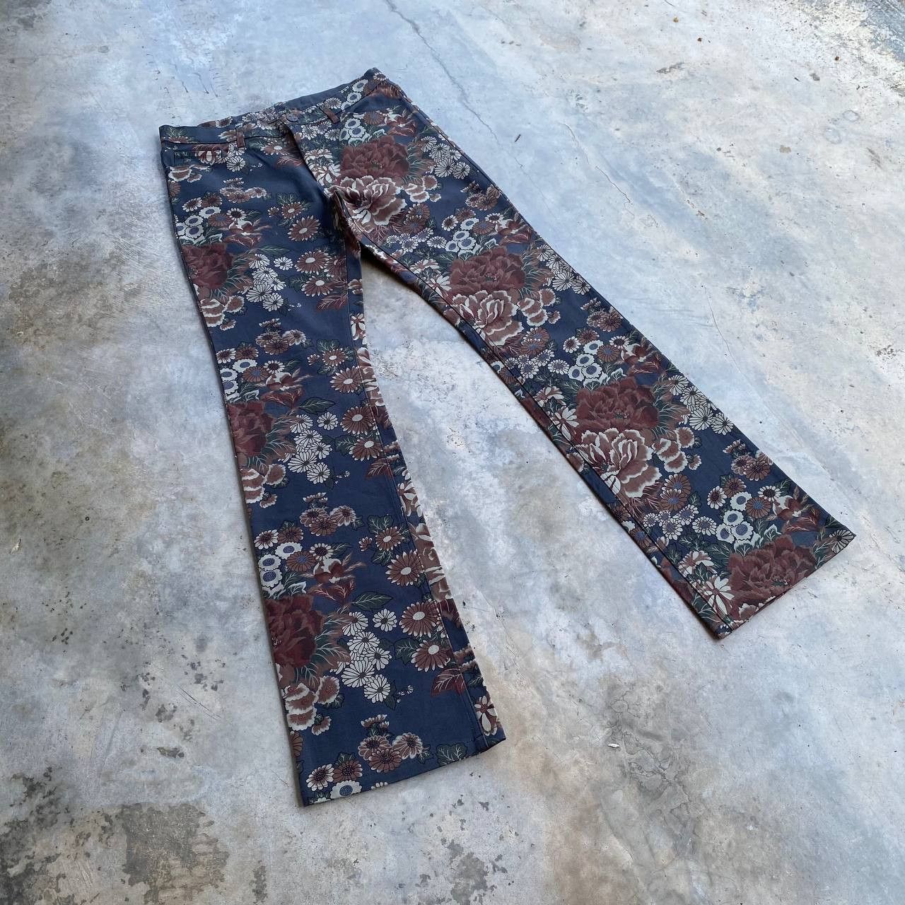 20471120 × Japanese Brand × Tornado Mart BJ05-23 FLARED JAPAN CHEALSEA OLD FLOWER SLIMFIT LOWRISE Size US 29 - 1 Thumbnail