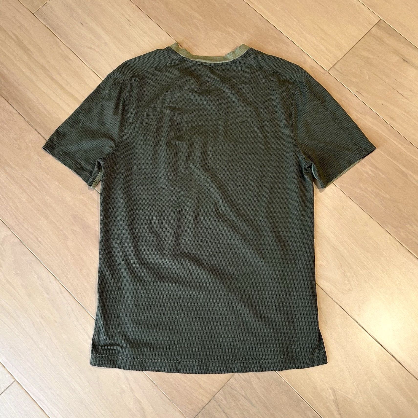 Lululemon Lululemon Pocket Tee V-Neck Short Sleeve Men’s Medium Green Solid Regular Performance Tee Sports Athleisure Mens Size US 31 - 3 Thumbnail