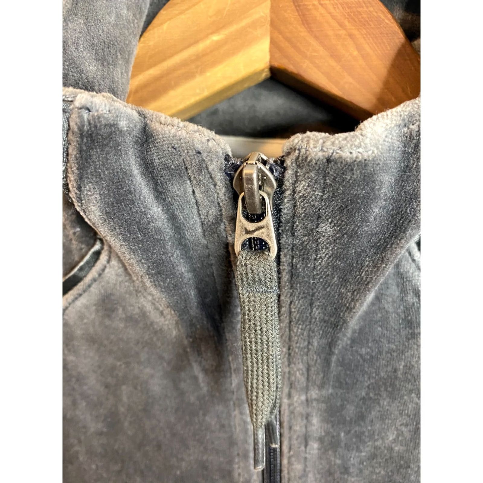 Nike VINTAGE Nike Full Zip Jacket Women's Medium Gray Velour Y2K Size M / US 6-8 / IT 42-44 - 3 Thumbnail