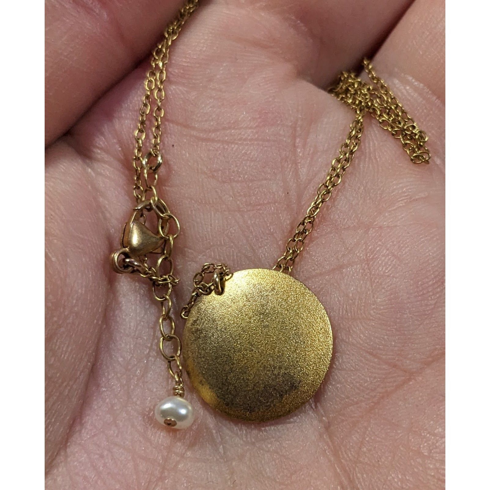 Other Modern Elegant Gold Tone Frosted Circle Pendant Necklace Size ONE SIZE - 5 Thumbnail