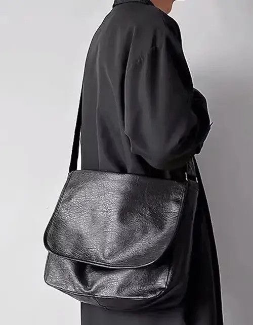 Hype x Tee Shirt Fashion 90's Pu Leather Crossbody Messenger Bag Vintage in Black, Men's