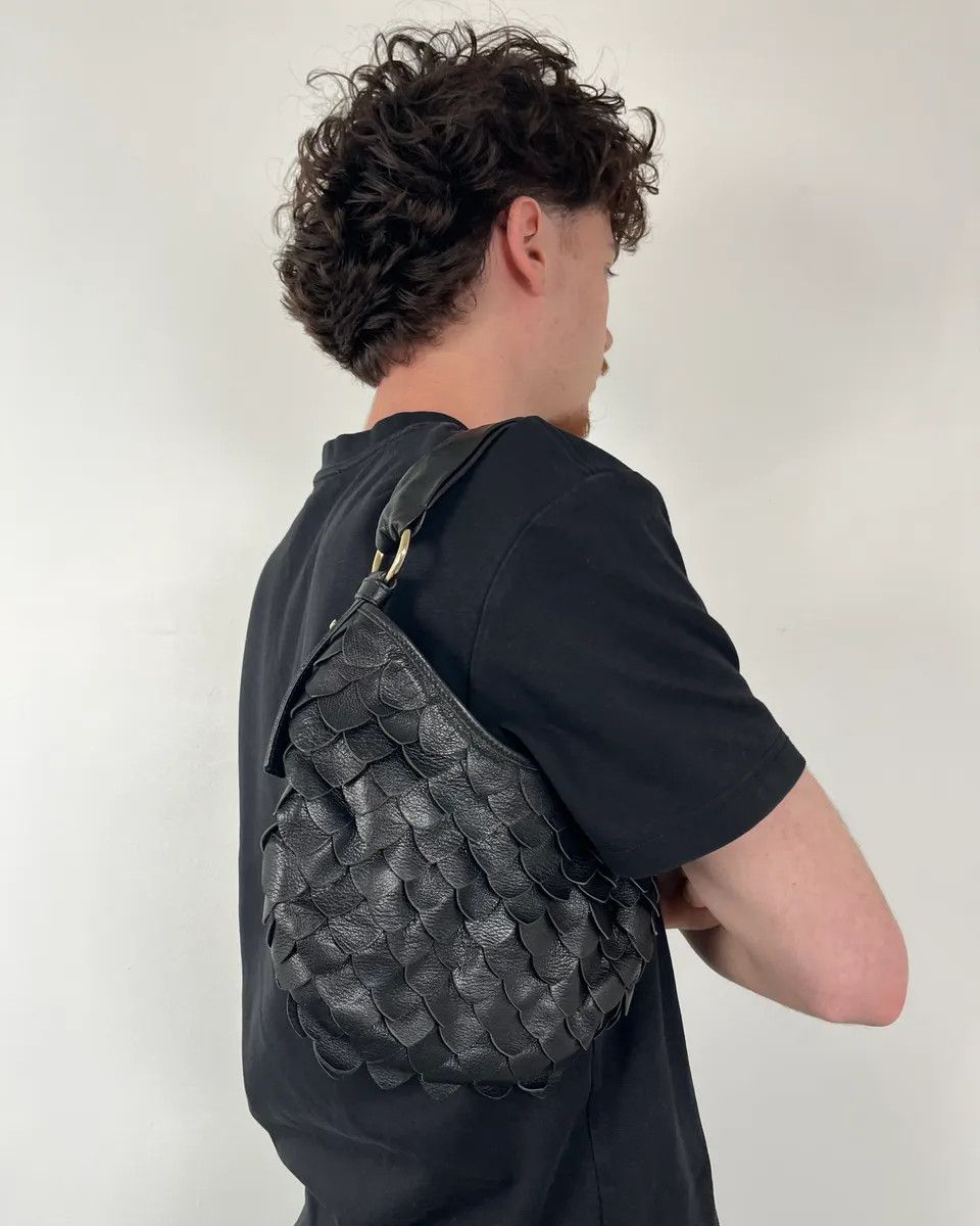 Yves Saint Laurent Yves Saint Laurent Black Leather Fishscale Hobo Shoulder Bag Size ONE SIZE - 2 Thumbnail