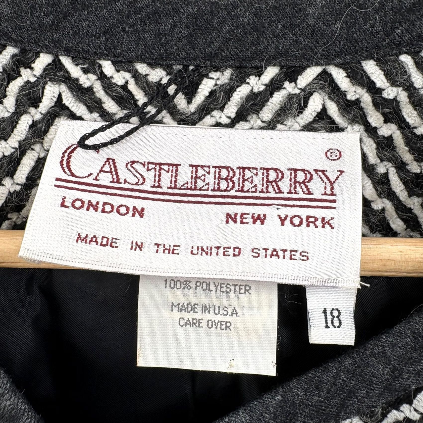Vintage VINTAGE Castleberry Blazer Womens 18 Black Herringbone Tweed Mohair Wool USA Jacket/Coat Black Tailored 90s Women Boy Size XXL / US 16-18 / IT 52-54 - 4 Thumbnail