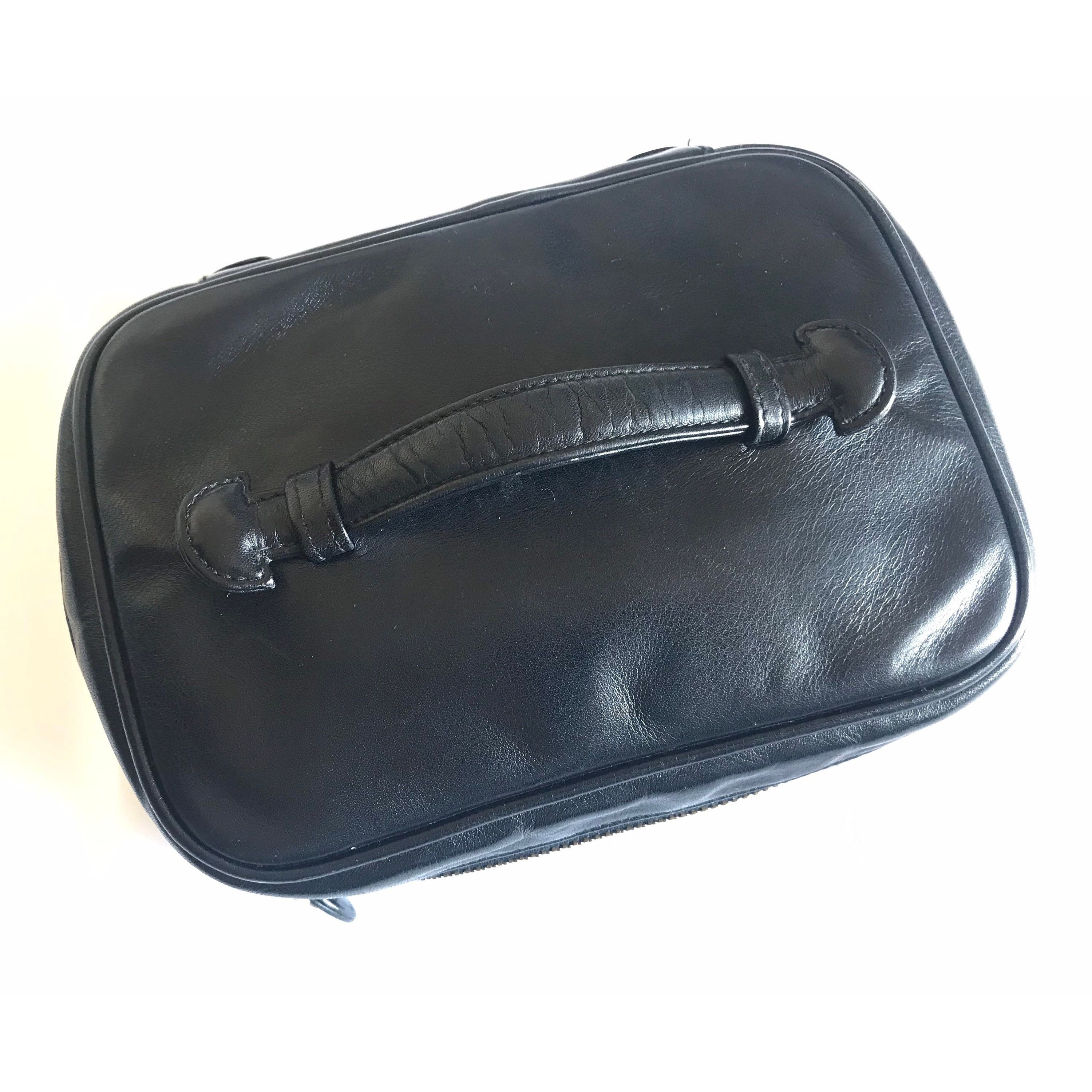 Chanel Vintage CHANEL calfskin cosmetic bag and toiletry purse. Size ONE SIZE - 5 Thumbnail