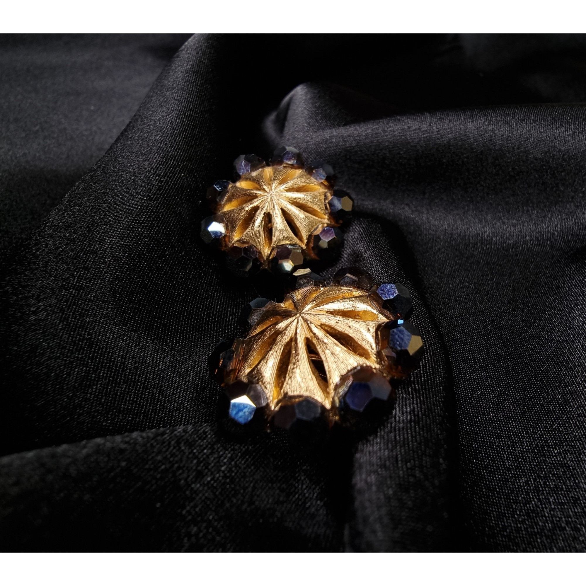 Other Vintage 1960s TRIFARI Signed Gold-Tone Clip-On Earrings With Size ONE SIZE - 4 Thumbnail
