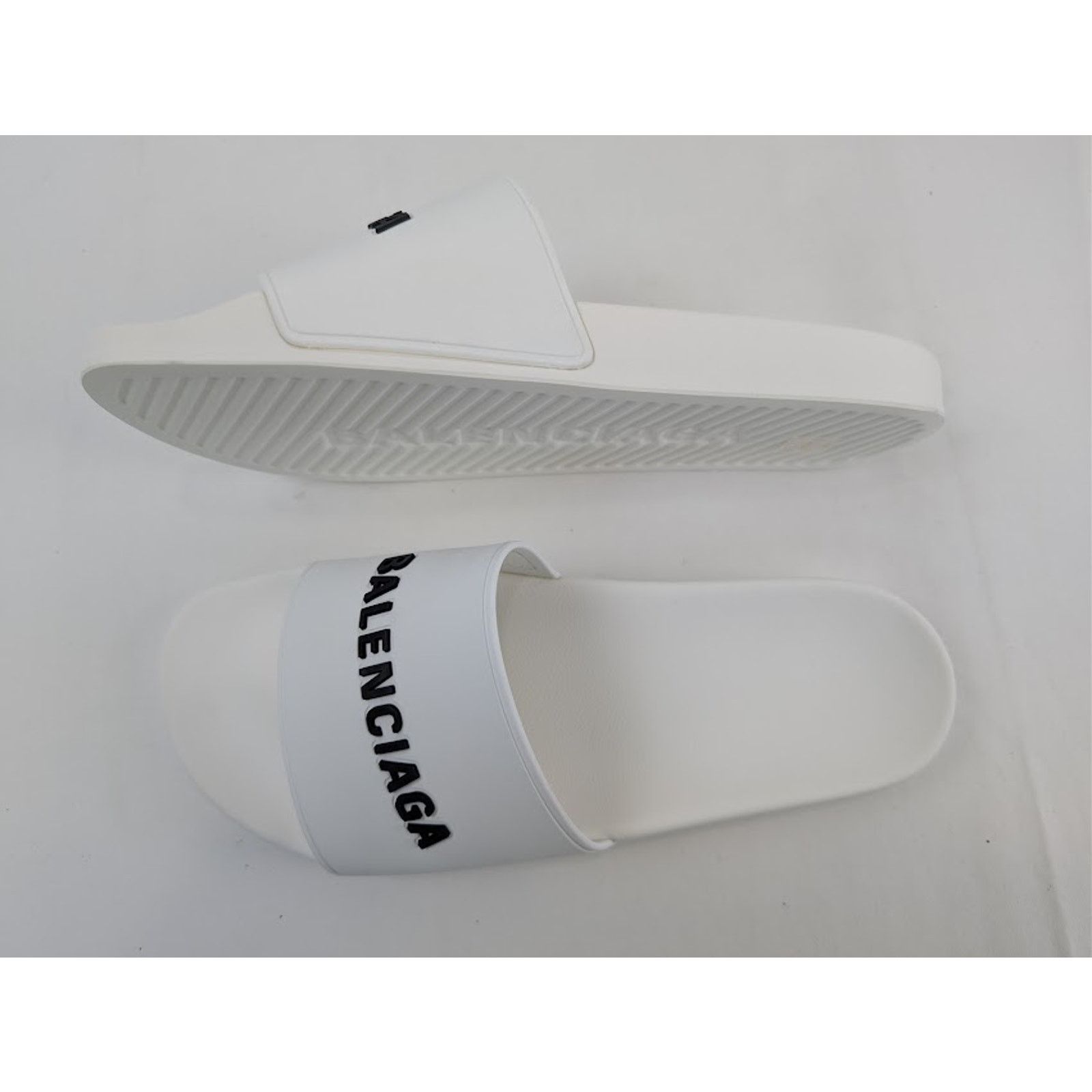 Balenciaga o1rshd1 Q:2 / Rubber Logo Pool Slide Sandals White / Black Size US 14 / EU 47 - 1 Thumbnail