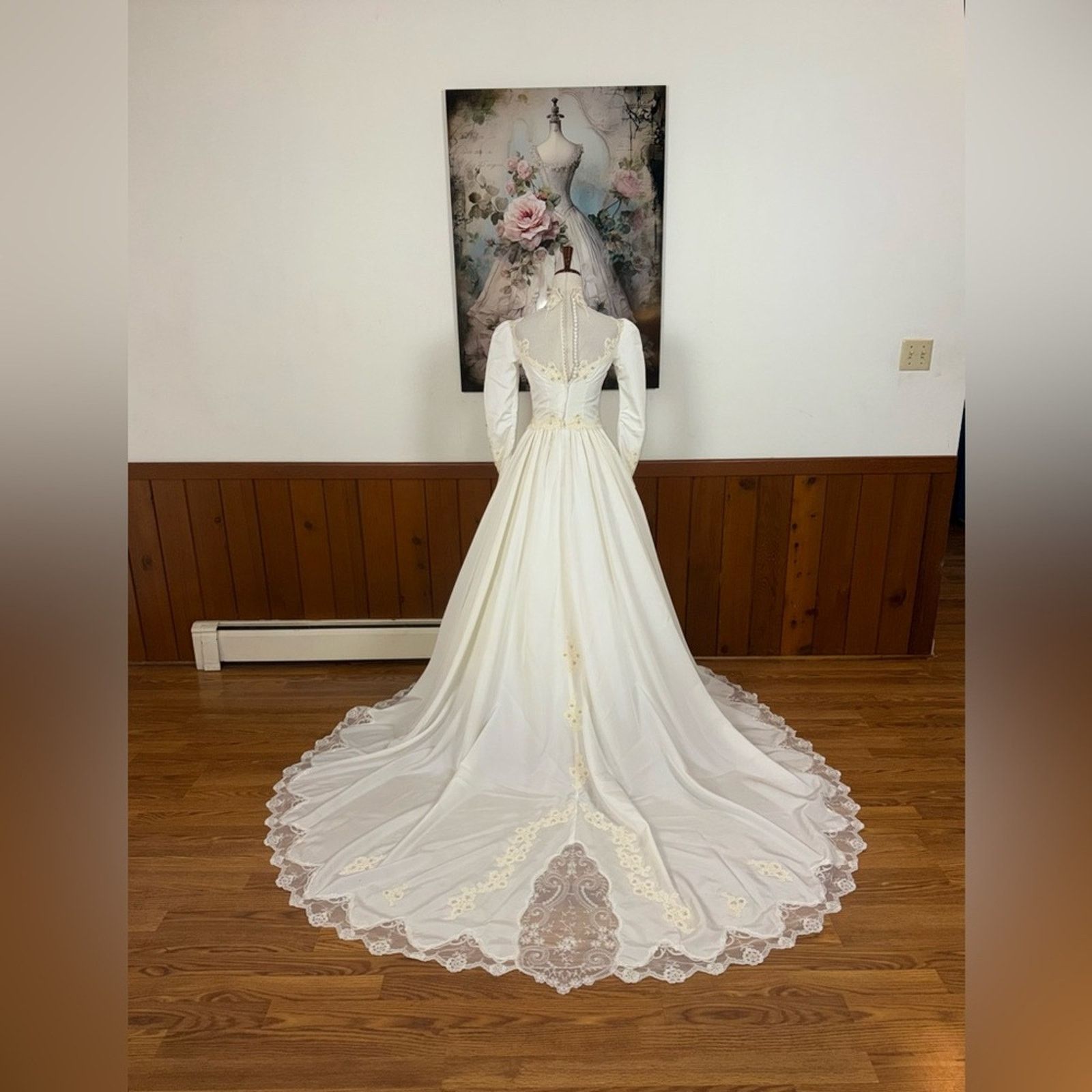 Vintage Beautiful Vintage 1980 Ivory Beaded Long Sleeve Wedding Gown Size M / US 6-8 / IT 42-44 - 9 Thumbnail