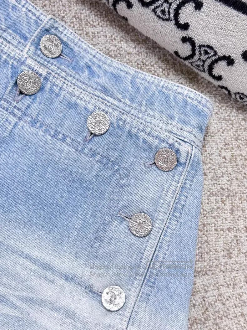Chanel Chanel Gold coin denim shorts Size 24" / US 00 / IT 34 - 4 Thumbnail