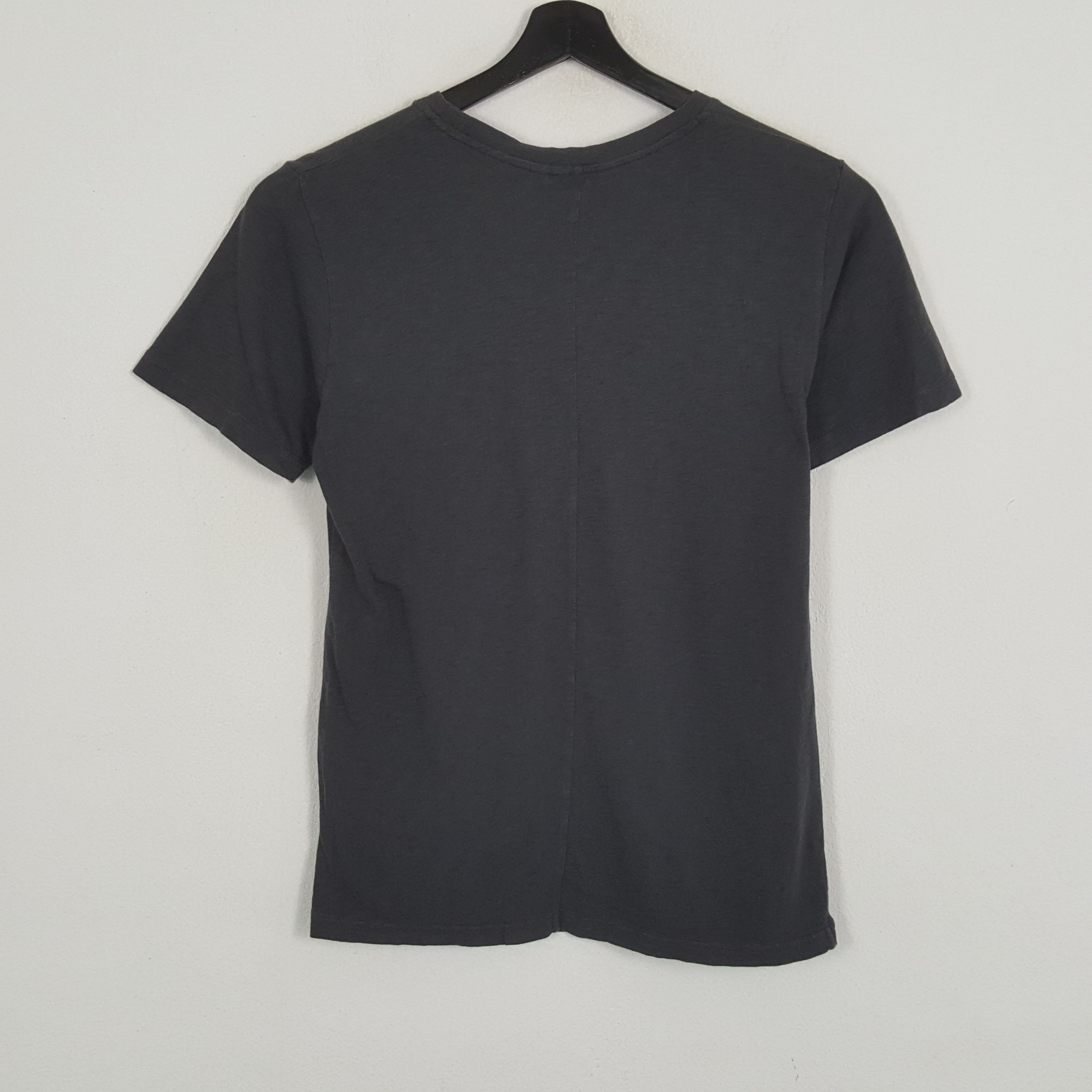 Japanese Brand UNIQLO UNDERCOVER Skulls Design Japanese Brand Tshirt Size US S / EU 44-46 / 1 - 3 Thumbnail