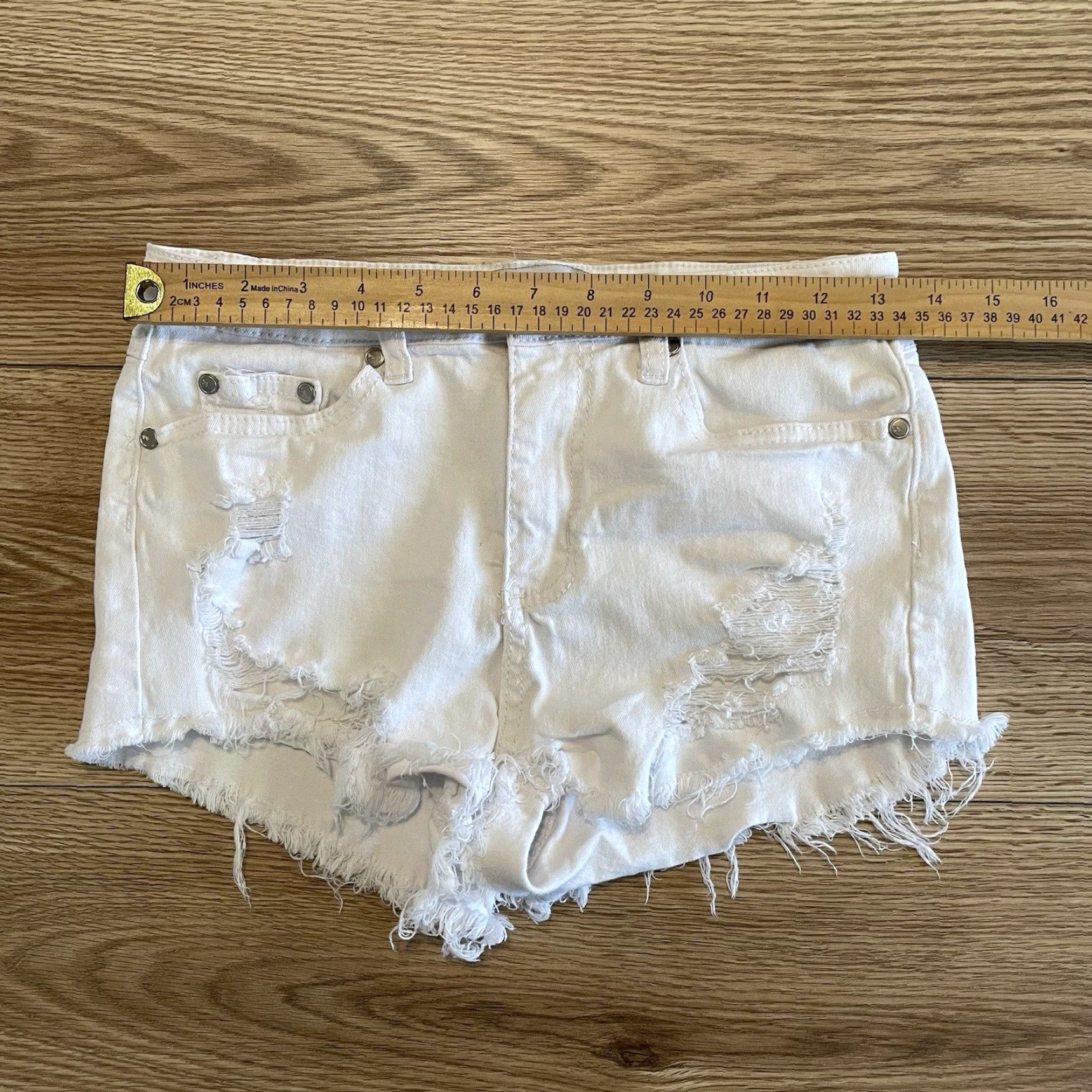 Vintage VINTAGE Deja Bleu Women's White Distressed Jean Cut-Off Shorts Size 9 Size 30" / US 8 / IT 44 - 4 Thumbnail