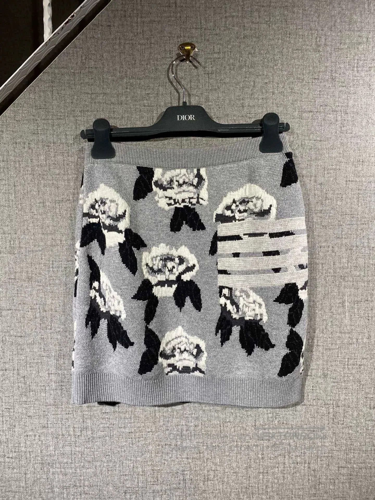 Thom Browne thom browne women's floral patterned skirt. Size 23" - 1 Thumbnail