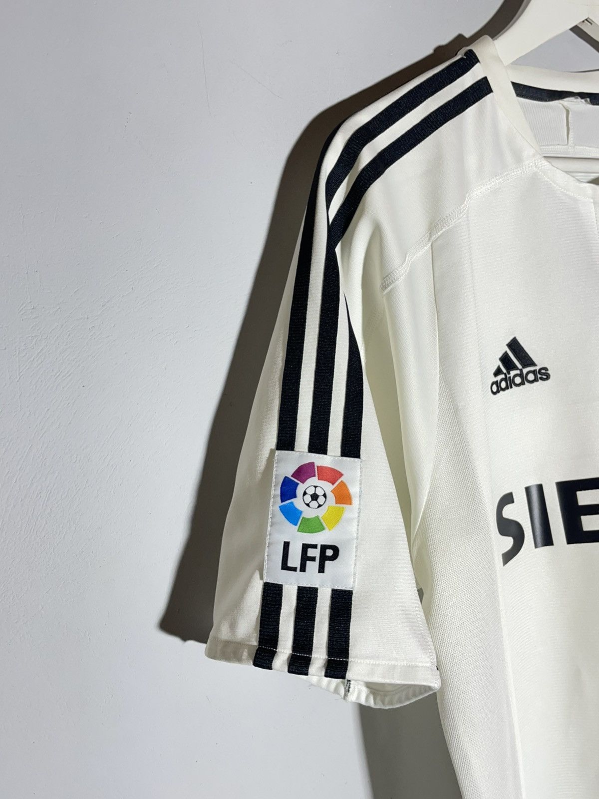Adidas × Vintage #23 David Beckham Real Madrid Adidas 2003/04 Home Jersey Size US XL / EU 56 / 4 - 4 Thumbnail