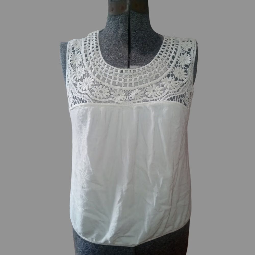 Vintage Max Studio Women’s Blouse Cropped Bohemian Crochet Neckline Ivory Elastic Waist Sleeveless Round Neck Regular Size S Size S / US 4 / IT 40 - 1 Thumbnail