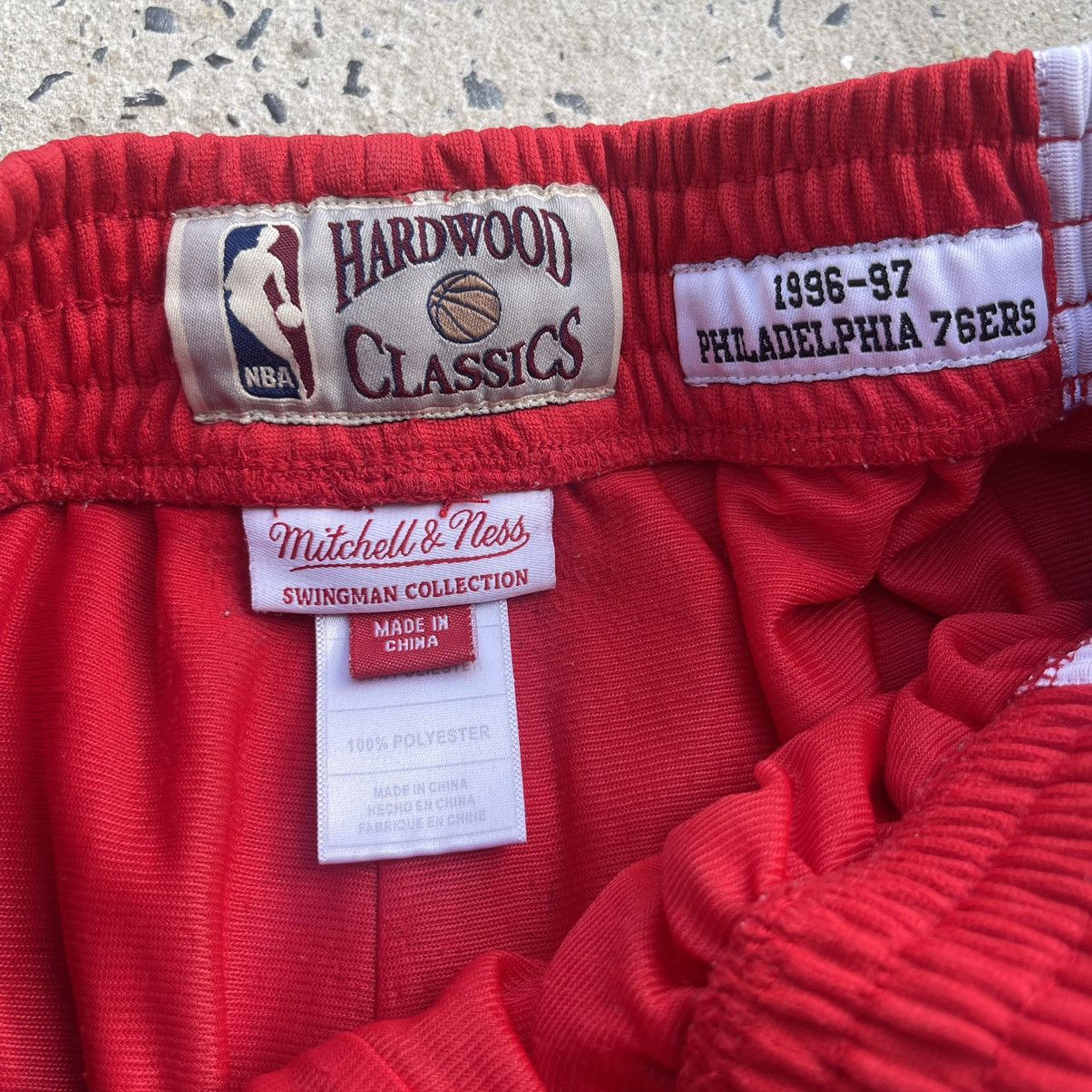 Mitchell & Ness 1997-98 PHILADELPHIA 76ERS MITCHELL AND NESS SWINGMAN Short Size US 30 / EU 46 - 5 Thumbnail