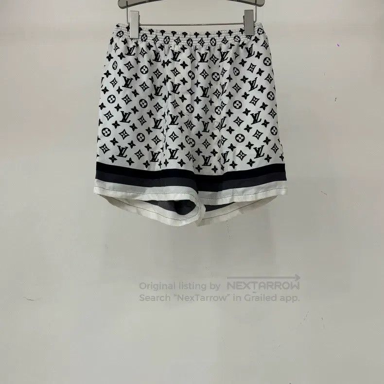 Louis Vuitton Louis Vuitton Black and white printed mulberry silk shorts Size US 36 / EU 52 - 1 Thumbnail