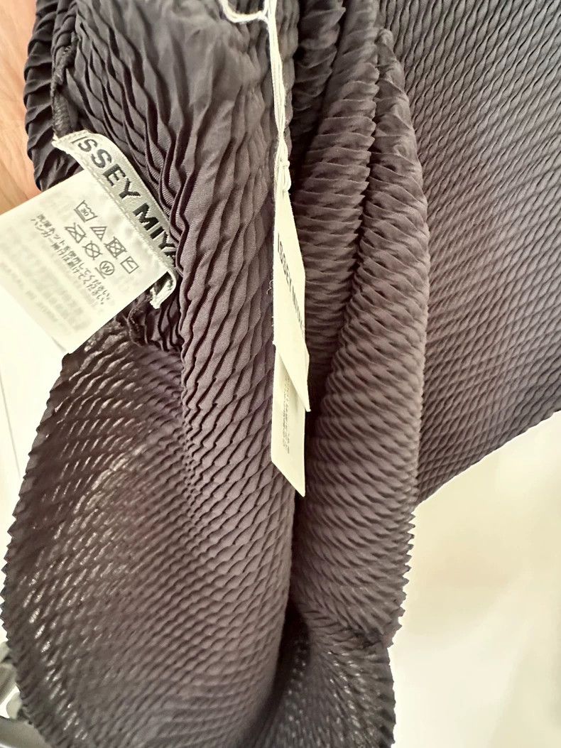 Issey Miyake Issey Miyake Black fish-scale top Size XS / US 0-2 / IT 36-38 - 3 Thumbnail