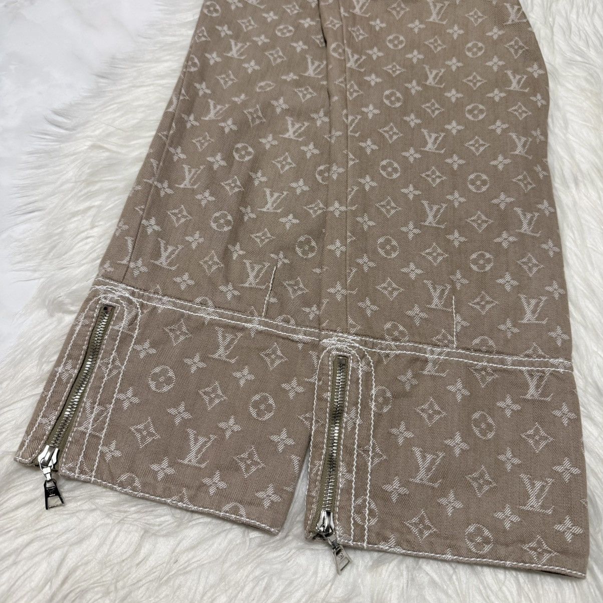Louis Vuitton Authentic Louis Vuitton Leather Patch Monogram Jeans 36 Size 25" / US 0 / IT 36 - 9 Thumbnail