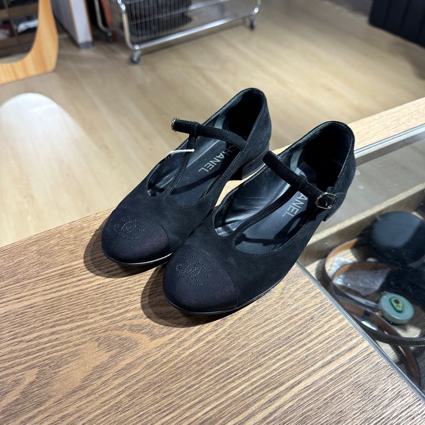 Chanel Chanel Velvet Lowtop Sneakers us_5 Women Size US 5 / IT 35 - 1 Thumbnail